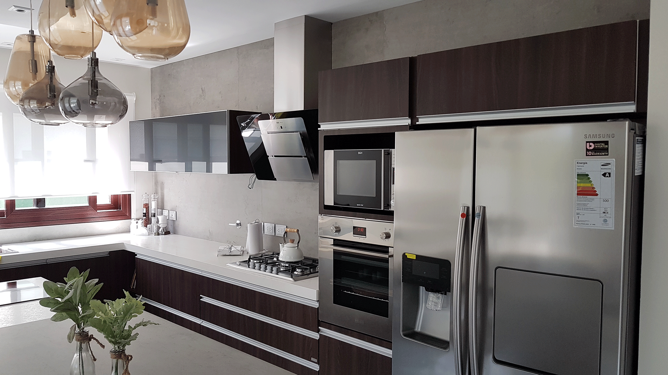 cocina moderna con muebles de madera