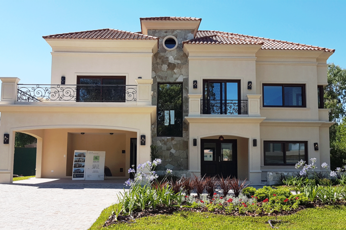 fachada casa con piedra barrio cerrado