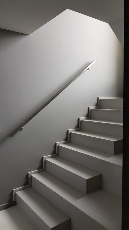escalera minimalista gris