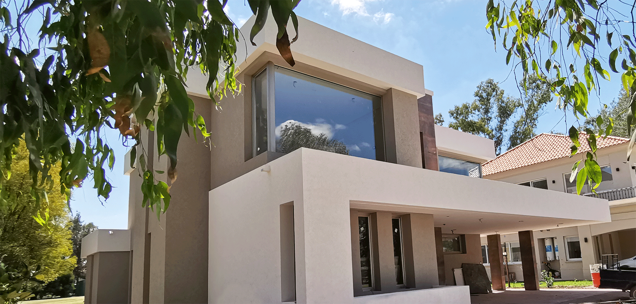 casa country moderna con gran ventana