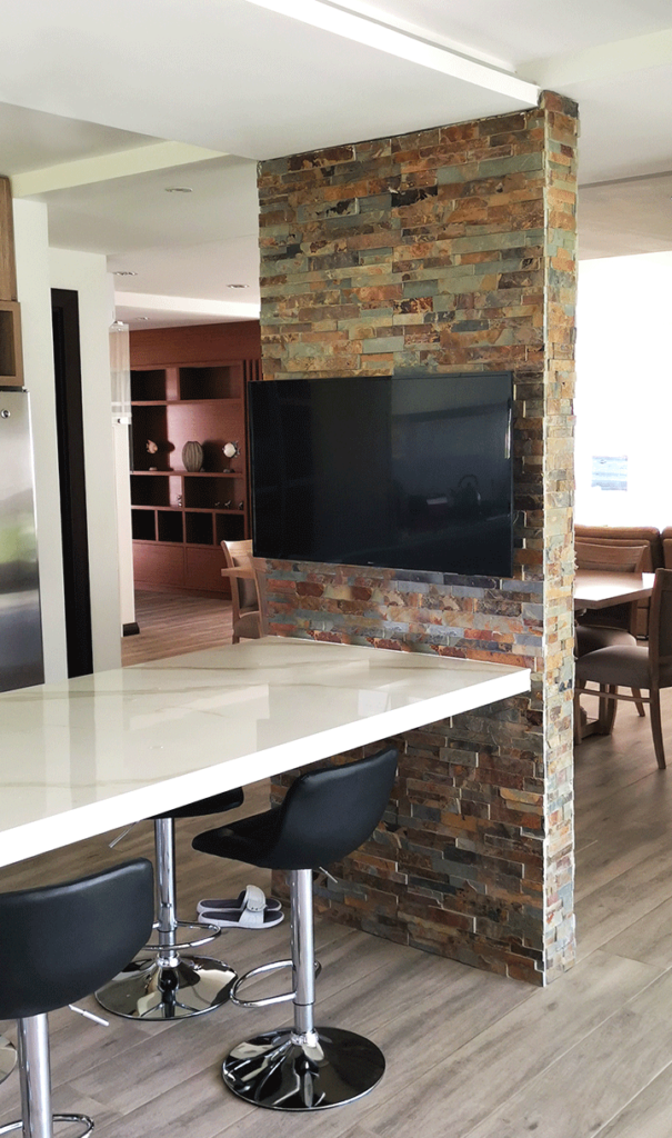 pared piedra con tv cocina