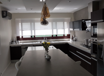 cocina moderna con colores tierra