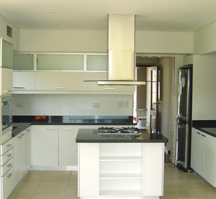 cocina moderna y simple blanca casa
