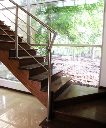 gran escalera de madera y ventanal