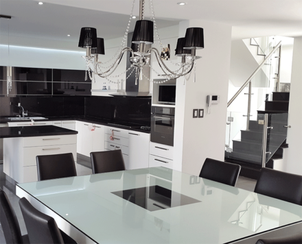 cocina y comedor blanco y negro