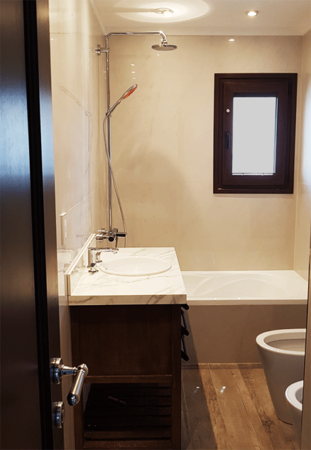 baño moderno madera