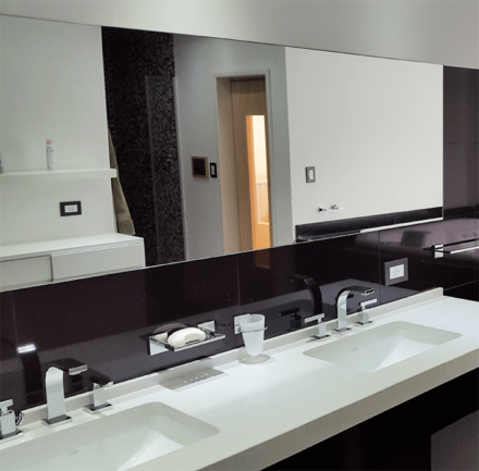 baño moderno negro y blanco