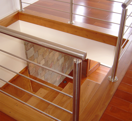 escalera aluminio y piso de madera