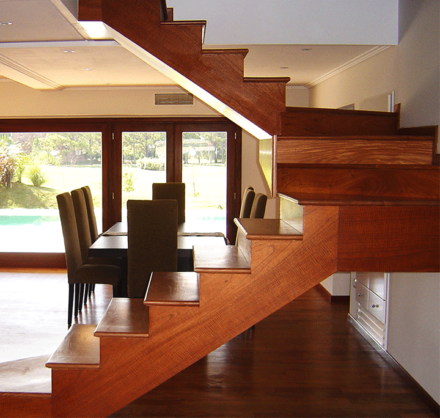 escalera y pido de madera