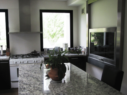 mueble parrilla incorporado en cocina