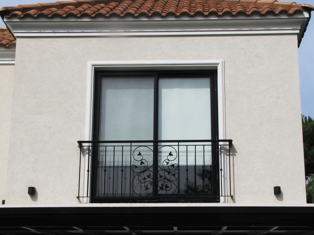 ventana con baranda de acero